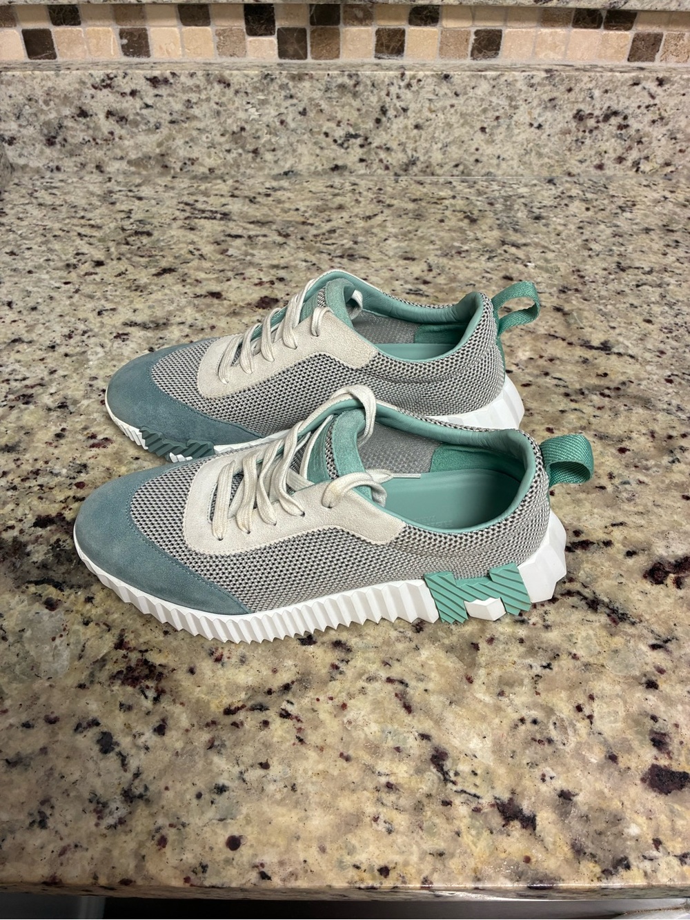 Hermès Women’s Bouncing Sneakers in a green and white Canvas and Suede - Picture 2 of 15